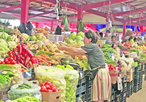 În pieţe, preţurile legumelor şi cele ale fructelor româneşti sunt mici pentru că recolta a fost bogată