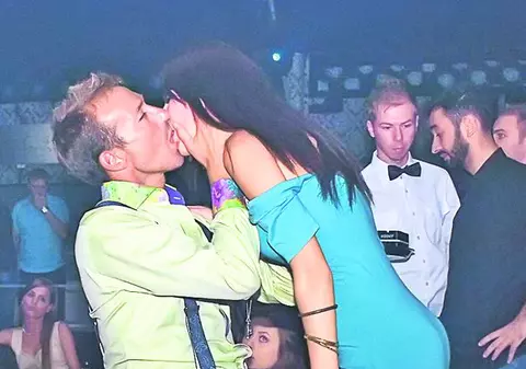 Aşa se distrează Mazăre în club