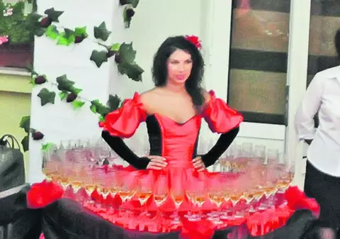 Minune i-a distrat, «femeia-masă» le-a dat şampanie!