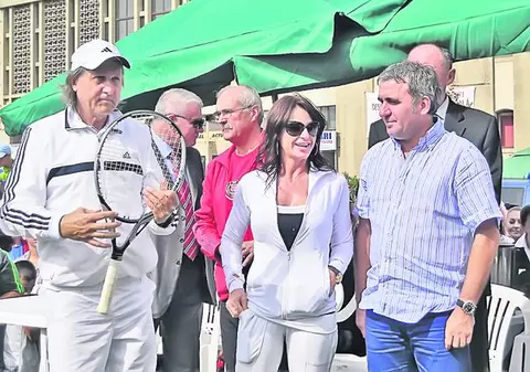 Nadia, Ilie Năstase şi Hagi, asaltaţi de fani la Piteşti