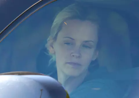 Foto | Ce palidă este Jenny McCarthy nemachiată