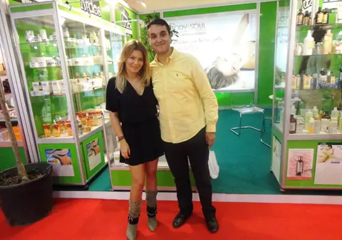 Gina Pistol îşi îngrijeşte părţile intime cu Trei fraţi pătaţi