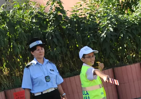 Patrulele elevilor dirijează traficul din apropierea şcolilor!