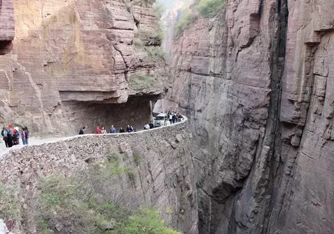 Astea sunt cele mai spectaculoase drumuri de pe planetă