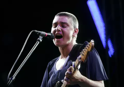 "Cântăreaţa cheală", mesaje sinucigaşe pe Twitter: "Aş vrea să mă omor fără să distrug vieţile copiilor mei"