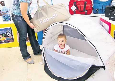 Iată pătuţul care încape într-o geantă