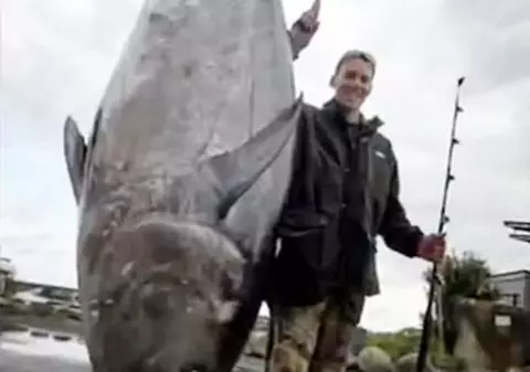 Video | A prins un ton de 305 kg