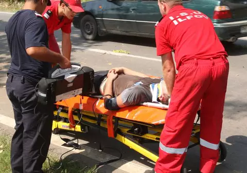 Accident rutier în Bistrița. Cinci tineri răniţi, după ce au intrat cu maşina într-un cap de pod