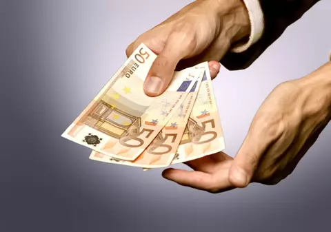 Românii cu restanţe la bănci, daţi pe mâna recuperatorilor