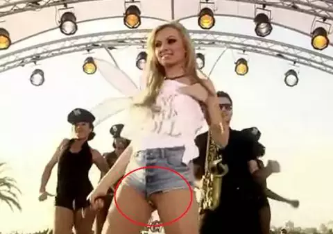 Invazie de "păsărici"! Vedete surprinse fără chiloți