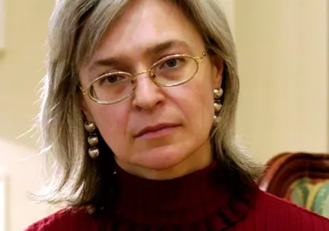 Jurnalista rusă Anna Politkovskaja, ucisă de duşmanul lui Putin pentru a-l discredita pe acesta? 