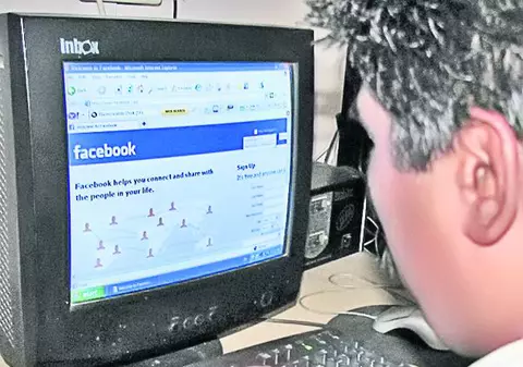Bărbaţii sunt mai vulnerabili decât femeile în faţa atacurilor virtuale pe Facebook şi Twitter
