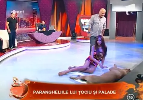 Video | Bianca Drăgușanu, în tandrețuri cu un dulău: "Mamă, ce limbă mi-a tras!"