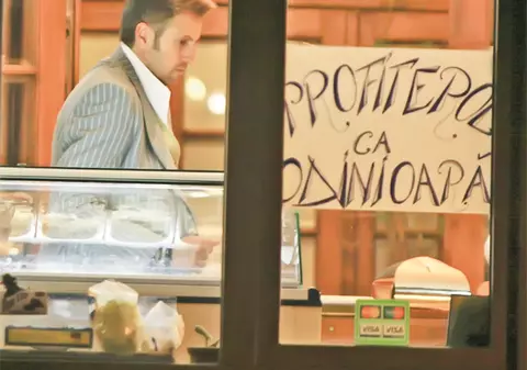 Gătit «la patru ace», Cătălin Botezatu a dat, într-una din serile trecute, pe la cofetărie. Pentru cine o fi luat tort?