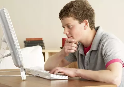 Copilul tău este dependent de calculator? Iată ce ai de făcut! 