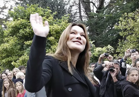 Foto| Carla Bruni Sarkozy şi-a scos burtica la baia de mulţime