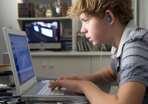 Campanie în România împotriva jocului Balena Albastră. Recomandările Poliției Române