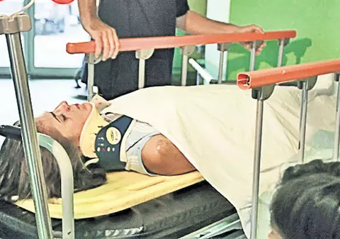 S-a aruncat din maşină în mers, ca să scape de loviturile iubitului