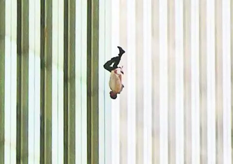 Fotograful care a surprins "The Falling Man": "Nu e o problemă dacă nu a fost identificat"