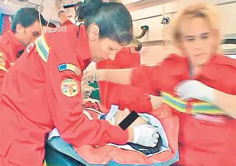 Starea femeii a cărei familie refuză transfuzia din cauza religiei e mai bună, dar nu cât să reziste unei intervenţii chirurgicale