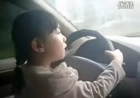 Foto&Video | La 4 ani conduce mașina tatălui, care stă pe bancheta din spate