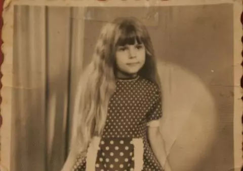 Foto| Fetiţa cu buline de ieri, femeia fatală de azi. Vezi despre cine este vorba!