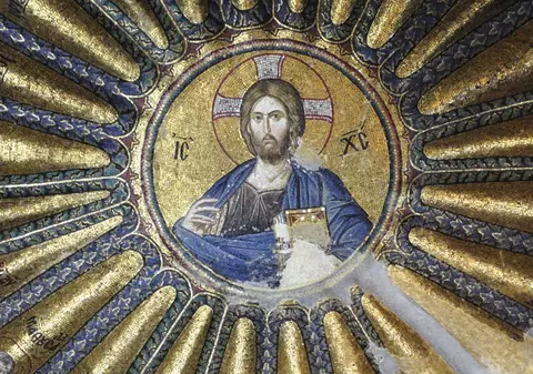 Umilit în faţa colegilor pentru că e ateu