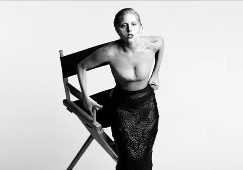 Foto | Lady Gaga, sirenă cu branhii pe faţă şi mâini!