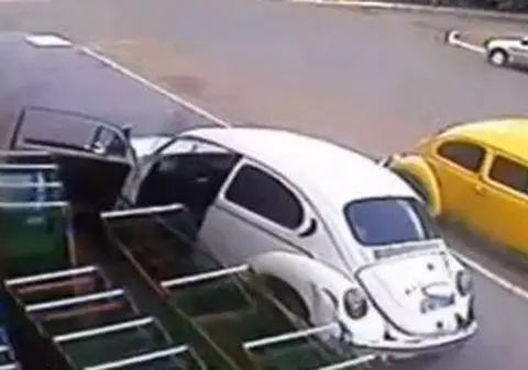 Video | A scăpat miraculos după ce a fost lovită în plin de o mașină, pe trotuar