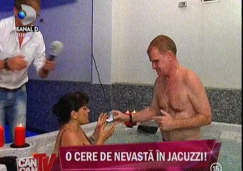 Foto | Nati Meir și-a cerut iubita de soție în jacuzzi 