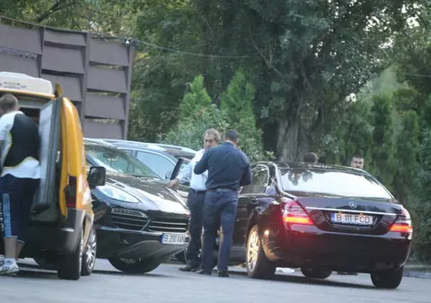 Foto | Bonusurile de sute de euro nu mai sunt la modă. Nicolae Badea şi-a premiat şoferul cu ţigări
