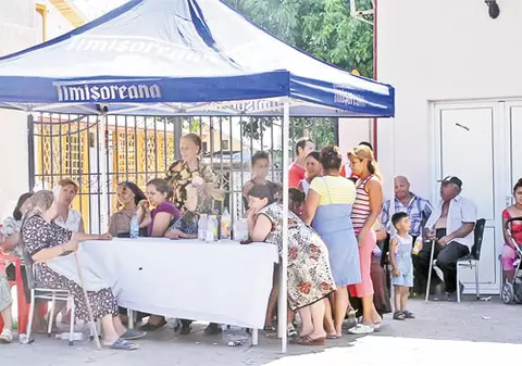 Pentru ei nu e criză! Primarul Rababoc Anghel cheltuiește pe maneliști 45.000 €