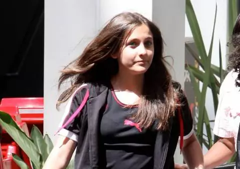 Paris Jackson doarme cu jacheta lui Michael în brațe