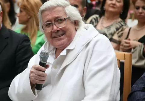 Prima "şpagă" a celebrului doctor Pesamosca: un imens cocoş alb