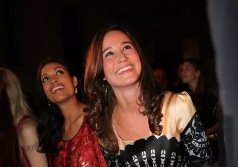 Pippa Middleton a avut de furcă la o prezentare de modă. Află de ce!