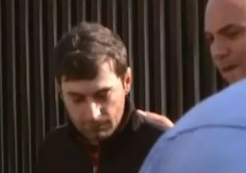 Video | Pasiune bolnavă! Un individ incendia maşini şi case, la nervi