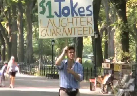 Un comedian fără loc de muncă, cere 1 dolar pentru fiecare glumă spusă