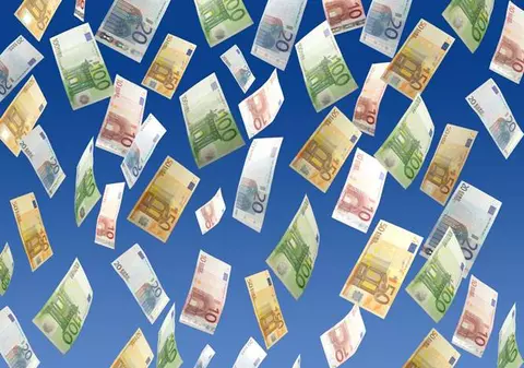 Majorări salariale înainte de alegeri: Periculosul populism bazat pe foamea românilor