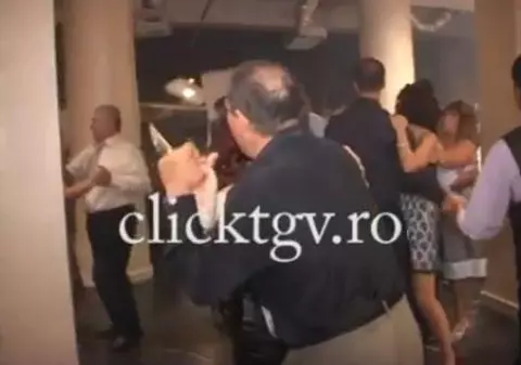 Video | Le-a căzut tavanul în cap la nuntă!