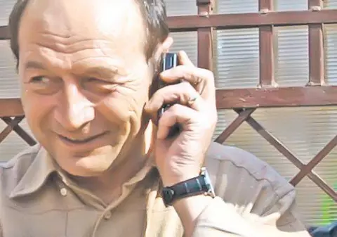 Carmen Harra: "Băsescu se retrage din politică şi se stabileşte în străinătate"