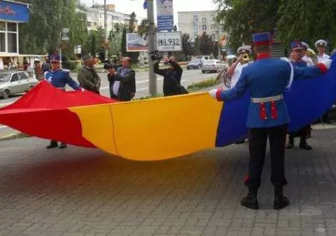 Elevii ar putea fi cei mai patrioţi dintre români