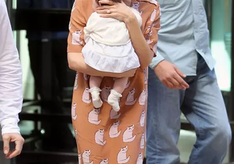 Victoria Beckham își pune fiica în pericol? Uite ce tocuri poartă în timp ce-și plimbă odrasla!