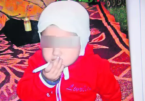 Fetiţa de doi ani care apare într-un filmuleţ fumând şi bând cafea o să fie supusă unor analize medicale