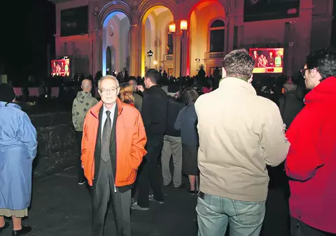 L-am găsit în mulţime pe cel care susţine că este fiul Regelui Mihai!