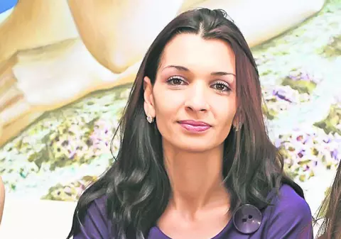Alina Gabor a mers, ieri, la Ofiţerul Stării Civile din Bacău