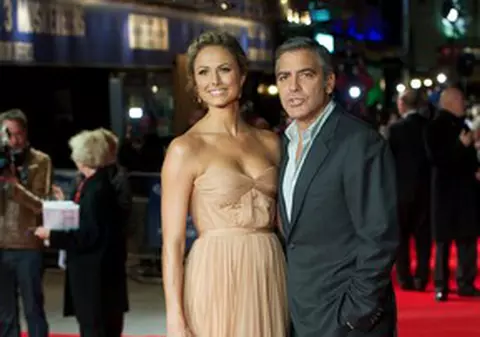 Foto | Iubita lui George Clooney a strălucit pe covorul roşu într-o rochie creată de o româncă