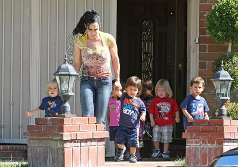 Foto | Oare cum se descurcă cu toţi? Octomama, la plimbare cu micuţii