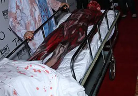 Imagini şocante! Iată cum arată o mare vedetă internaţională dusă pe targă!