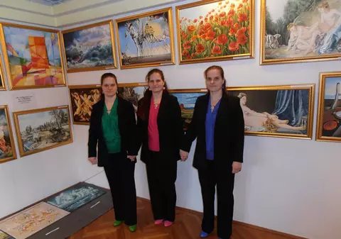 Foto | Singurele  triplete pictoriţe din lume, la prima expoziţie personală