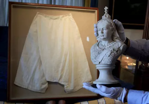 Foto | Wow! Uite ce chiloţi purta Regina Victoria!